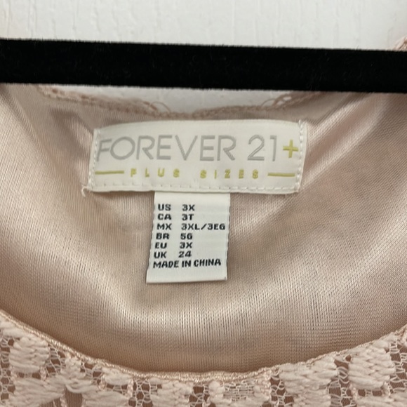 Sleeve less lace and tulle party dress. - Picture 3 of 5